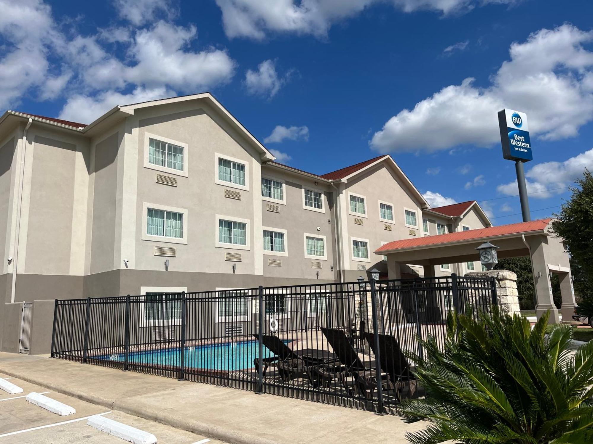 Best Western Inn & Suites Cleveland Exterior photo