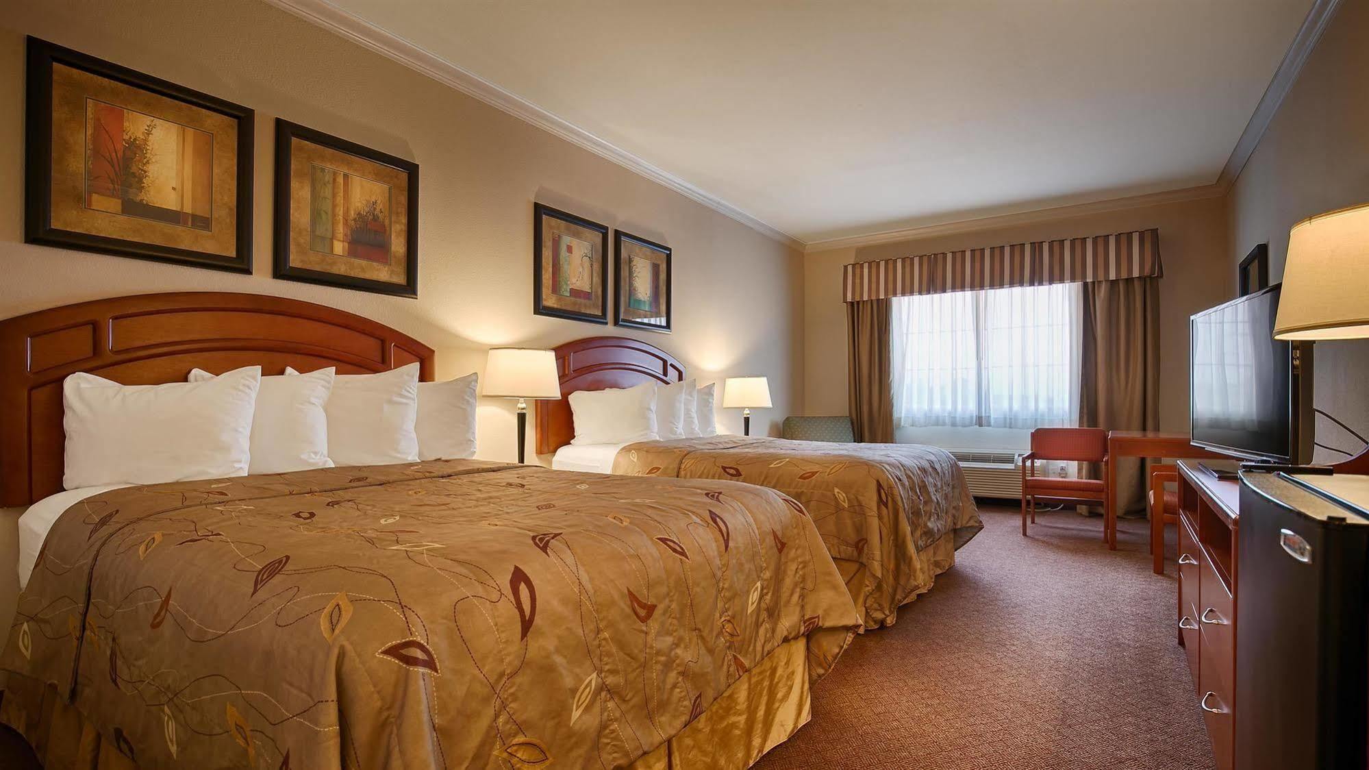 Best Western Inn & Suites Cleveland Exterior photo